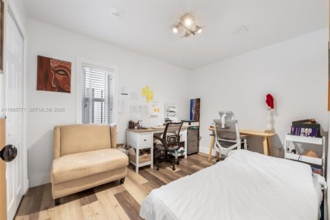 House in Miami, Florida 4 bedrooms, 241.27 sq.m. № 2059160 - photo 10