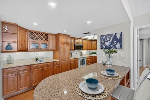 Condo in Treasure Island, Florida, 2 bedrooms № 2119164 - photo 18
