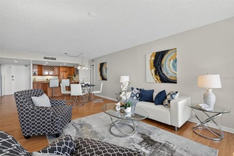Condo in Treasure Island, Florida, 2 bedrooms № 2119164 - photo 13