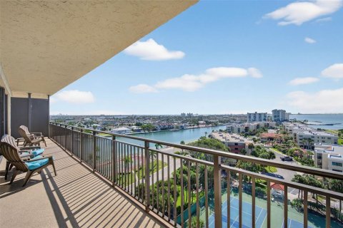 Condo in Treasure Island, Florida, 2 bedrooms № 2119164 - photo 11
