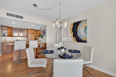 Condo in Treasure Island, Florida, 2 bedrooms № 2119164 - photo 14