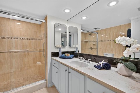 Condo in Treasure Island, Florida, 2 bedrooms № 2119164 - photo 30