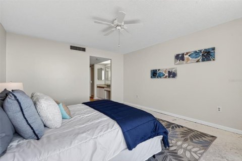 Condo in Treasure Island, Florida, 2 bedrooms № 2119164 - photo 21