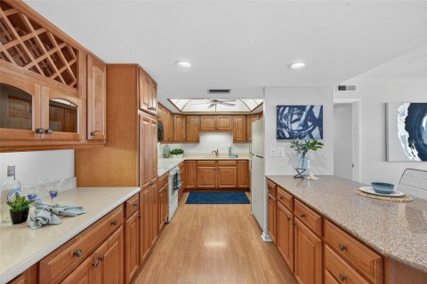 Condo in Treasure Island, Florida, 2 bedrooms № 2119164 - photo 17