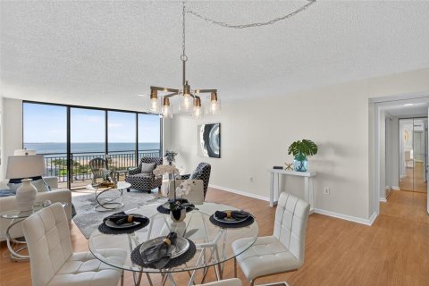 Condo in Treasure Island, Florida, 2 bedrooms № 2119164 - photo 8