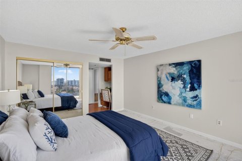 Condo in Treasure Island, Florida, 2 bedrooms № 2119164 - photo 29