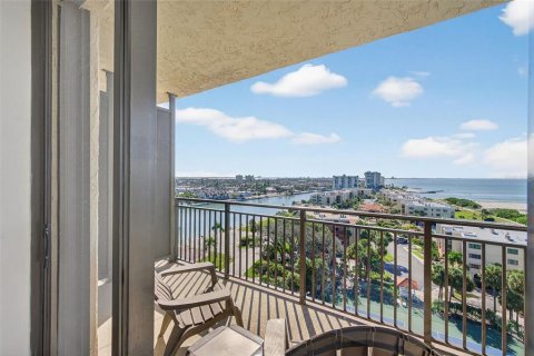 Condo in Treasure Island, Florida, 2 bedrooms № 2119164 - photo 25