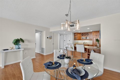 Condo in Treasure Island, Florida, 2 bedrooms № 2119164 - photo 15