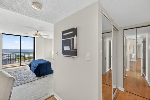 Condo in Treasure Island, Florida, 2 bedrooms № 2119164 - photo 26