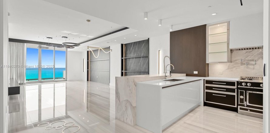 Кондоминиум с 4 спальнями в Санни-Айлс-Бич, Флорида № 1939422