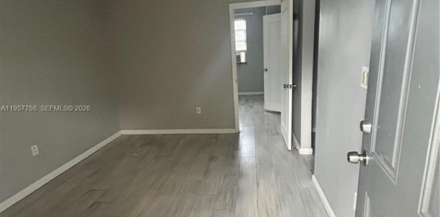 House in Miami, Florida 1 bedroom, 55.74 sq.m. № 2011550