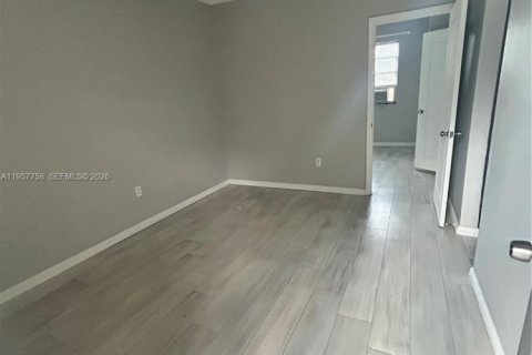 House in Miami, Florida 1 bedroom, 55.74 sq.m. № 2011550 - photo 2