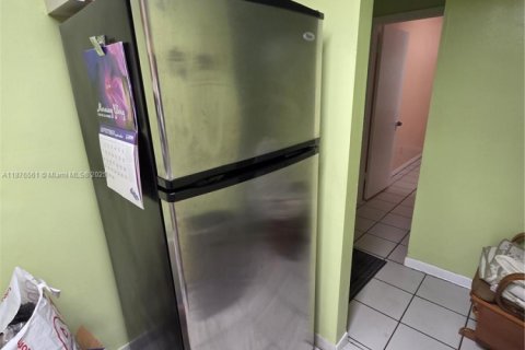 Condo in Hialeah, Florida, 2 bedrooms № 1927120 - photo 11
