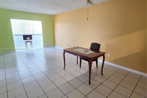Condo in Hialeah, Florida, 2 bedrooms № 1927120 - photo 8
