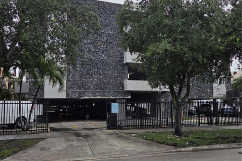 Condo in Hialeah, Florida, 2 bedrooms № 1927120 - photo 1