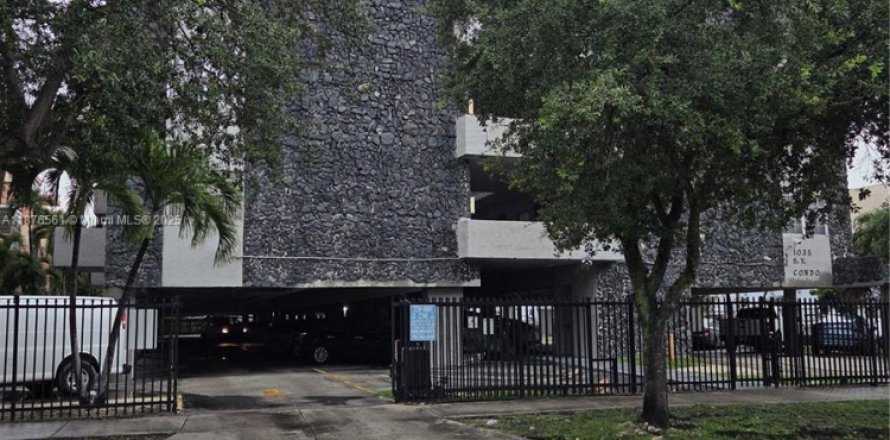 Condo in Hialeah, Florida, 2 bedrooms № 1927120