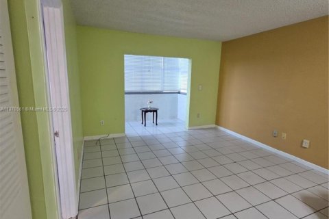 Condo in Hialeah, Florida, 2 bedrooms № 1927120 - photo 9