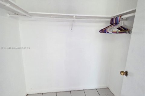 Condo in Hialeah, Florida, 2 bedrooms № 1927120 - photo 15