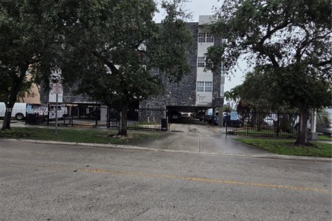 Condo in Hialeah, Florida, 2 bedrooms № 1927120 - photo 12