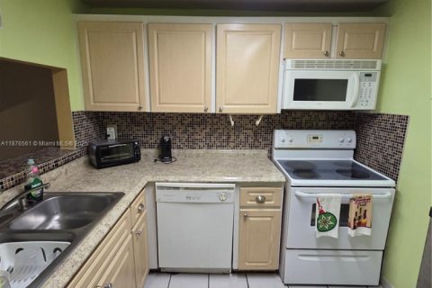 Condo in Hialeah, Florida, 2 bedrooms № 1927120 - photo 2