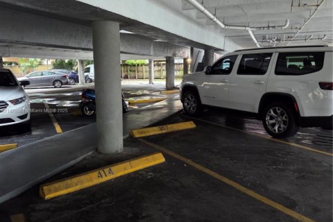 Condo in Hialeah, Florida, 2 bedrooms № 1927120 - photo 10