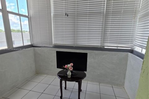 Condo in Hialeah, Florida, 2 bedrooms № 1927120 - photo 7