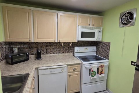 Condo in Hialeah, Florida, 2 bedrooms № 1927120 - photo 14