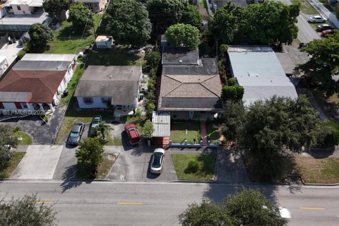 Casa en venta en Hialeah, Florida, 4 dormitorios, 184.13 m2 № 2430042 - foto 3