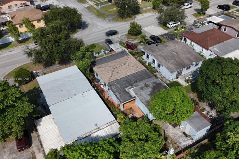 Casa en venta en Hialeah, Florida, 4 dormitorios, 184.13 m2 № 2430042 - foto 21