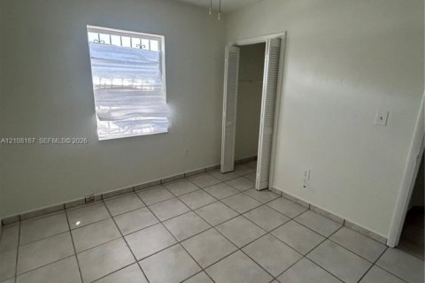 Casa en venta en Hialeah, Florida, 4 dormitorios, 184.13 m2 № 2430042 - foto 9