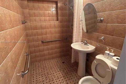 Casa en venta en Hialeah, Florida, 4 dormitorios, 184.13 m2 № 2430042 - foto 12