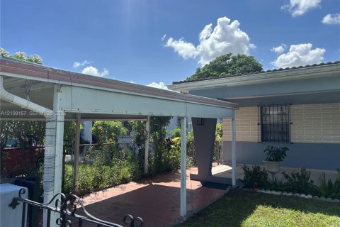 Casa en venta en Hialeah, Florida, 4 dormitorios, 184.13 m2 № 2430042 - foto 2