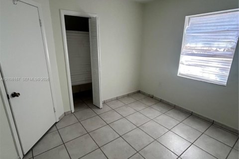 Casa en venta en Hialeah, Florida, 4 dormitorios, 184.13 m2 № 2430042 - foto 11