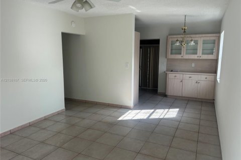 Casa en venta en Hialeah, Florida, 4 dormitorios, 184.13 m2 № 2430042 - foto 4