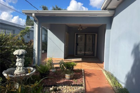 Casa en venta en Hialeah, Florida, 4 dormitorios, 184.13 m2 № 2430042 - foto 16