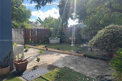 Casa en venta en Hialeah, Florida, 4 dormitorios, 184.13 m2 № 2430042 - foto 18