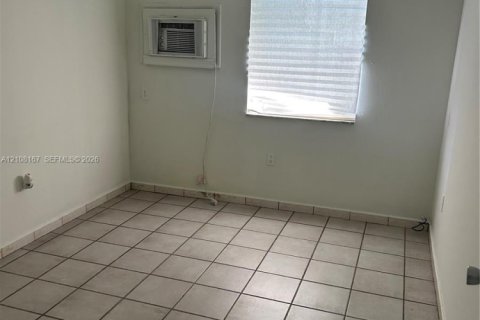 Casa en venta en Hialeah, Florida, 4 dormitorios, 184.13 m2 № 2430042 - foto 15