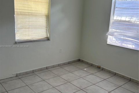 Casa en venta en Hialeah, Florida, 4 dormitorios, 184.13 m2 № 2430042 - foto 10