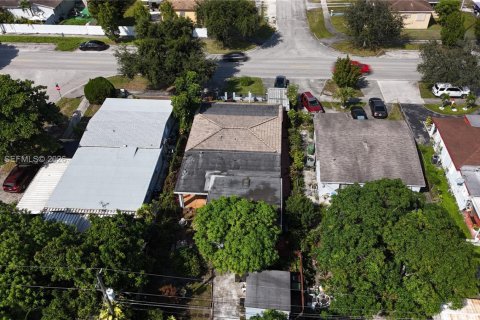Casa en venta en Hialeah, Florida, 4 dormitorios, 184.13 m2 № 2430042 - foto 22