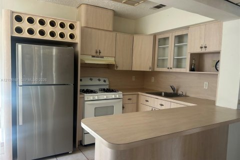 Casa en venta en Hialeah, Florida, 4 dormitorios, 184.13 m2 № 2430042 - foto 6