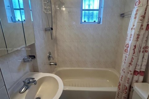 Casa en venta en Hialeah, Florida, 4 dormitorios, 184.13 m2 № 2430042 - foto 8