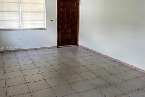Casa en venta en Hialeah, Florida, 4 dormitorios, 184.13 m2 № 2430042 - foto 5