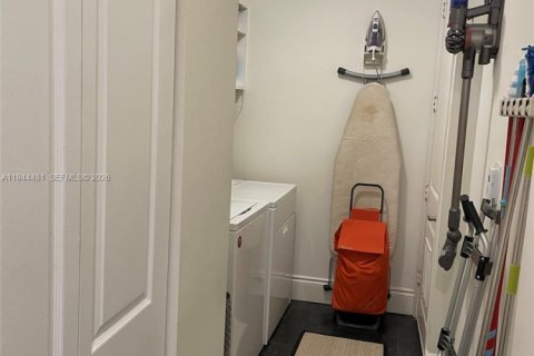 Copropriété à louer à Coral Gables, Floride: 2 chambres, 179.49 m2 № 2001334 - photo 23