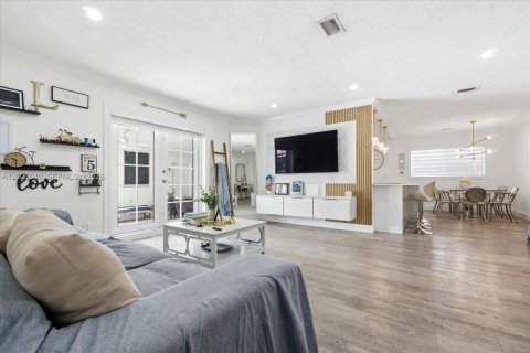 House in Hallandale Beach, Florida 3 bedrooms, 140.19 sq.m. № 2146446 - photo 4