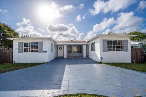House in Hallandale Beach, Florida 3 bedrooms, 140.19 sq.m. № 2146446 - photo 2