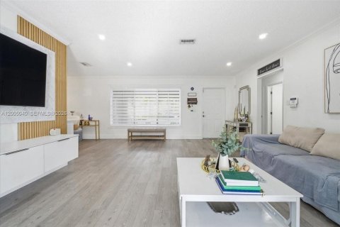 House in Hallandale Beach, Florida 3 bedrooms, 140.19 sq.m. № 2146446 - photo 3