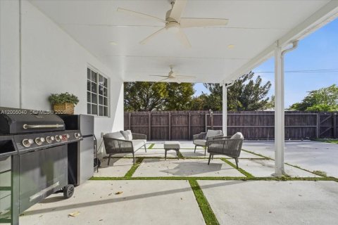 House in Hallandale Beach, Florida 3 bedrooms, 140.19 sq.m. № 2146446 - photo 21