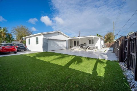 House in Hallandale Beach, Florida 3 bedrooms, 140.19 sq.m. № 2146446 - photo 23