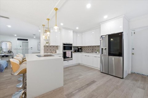 House in Hallandale Beach, Florida 3 bedrooms, 140.19 sq.m. № 2146446 - photo 8