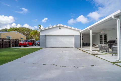 House in Hallandale Beach, Florida 3 bedrooms, 140.19 sq.m. № 2146446 - photo 27